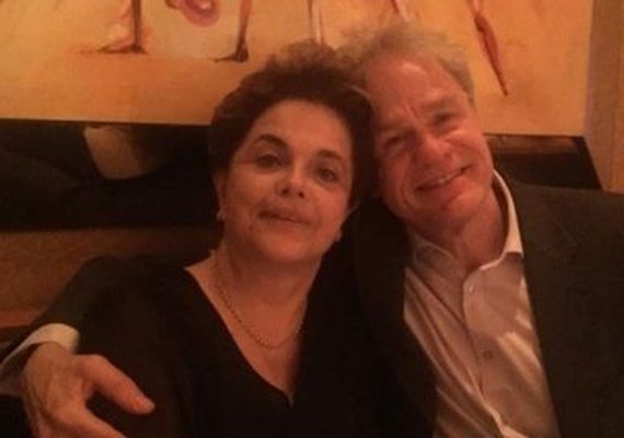 Dilma Rousseff tira foto com historiador e internautas falam sobre suposto romance