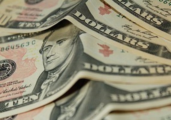 Dólar fecha em alta e termina o mês a R$ 3,27 com temor sobre Previdência