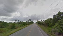 Colisão entre carro e motos deixa uma pessoa morta e duas feridas em Piaçabuçu