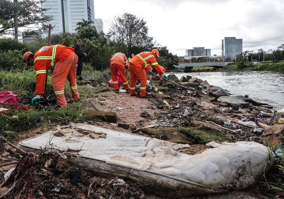Após recuo da água, 34 toneladas de lixo são retiradas do Guaíba em Porto Alegre