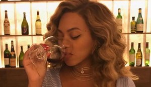 Foto de Beyoncé tomando vinho causa polêmica e gera debate nas redes sociais