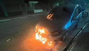 Veículo é incendiado em via pública no bairro Baixão, em Arapiraca