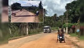 Caminhão caçamba derruba três postes de energia elétrica e deixa povoado sem abastecimento