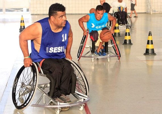 Prática de basquete transforma a vida de cadeirantes