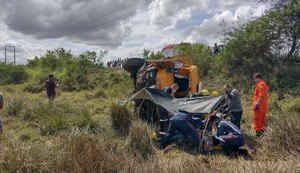 Caminhão capota em Arapiraca e dois homens ficam feridos