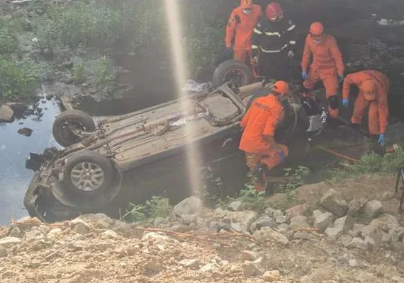 Carro capota e cai de ponte em construção na AL-115, em Palmeira dos Índios