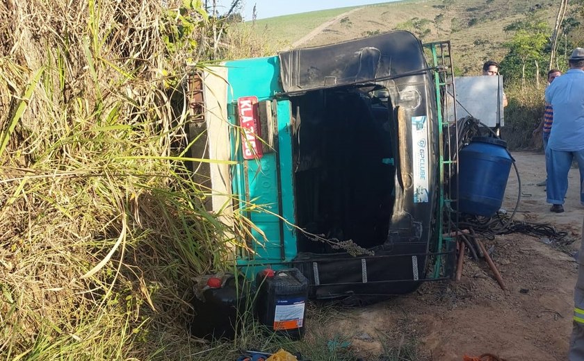 Veículo tomba na zona rural de Atalaia e sete pessoas ficam feridas