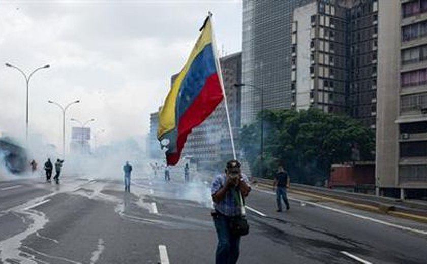 Ataque de grupo armado durante consulta opositora deixa dois mortos em Caracas