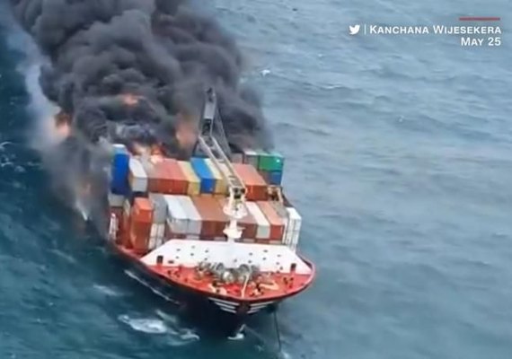 Navio pega fogo e autoridades temem 'desastre ambiental histórico'