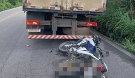 Motociclista fica ferida após colisão com caminhão na Serra das Espias