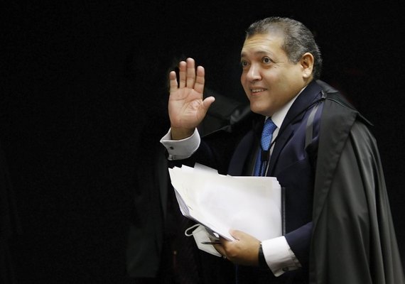 Ministro do STF Nunes Marques libera cultos e missas em todo o país