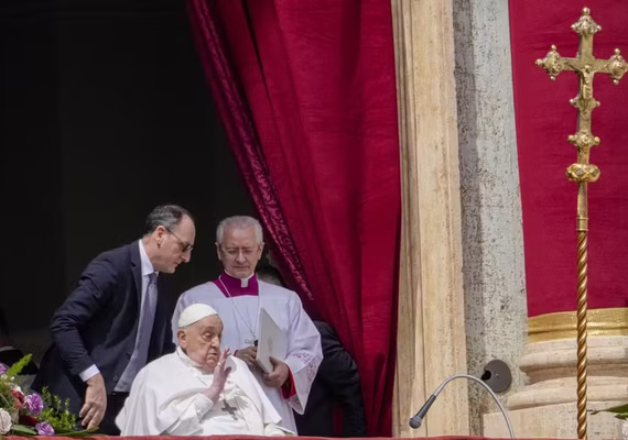 Papa Francisco aparece no Domingo de Páscoa para dar a bênção enquanto se recupera de pneumonia