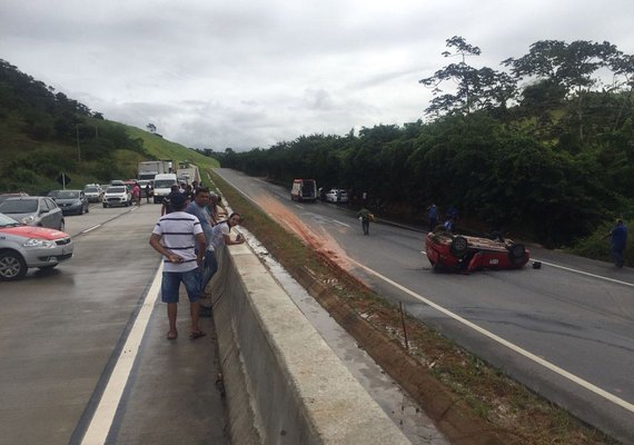 Carro capota na BR-101 e vítimas são resgatadas pelo Samu Alagoas