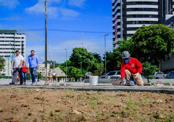 Vice-prefeito Marcelo Palmeira vistoria trecho em obras do Corredor Vera Arruda