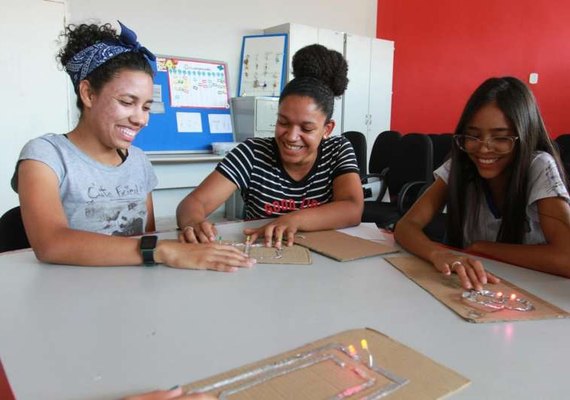 Governo de Alagoas anuncia licitação para compra de kits de combate à pobreza menstrual