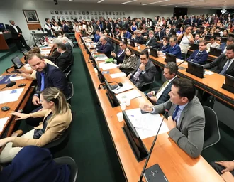 CCJ da Câmara retoma análise do fim da escala 6x1 nesta quarta