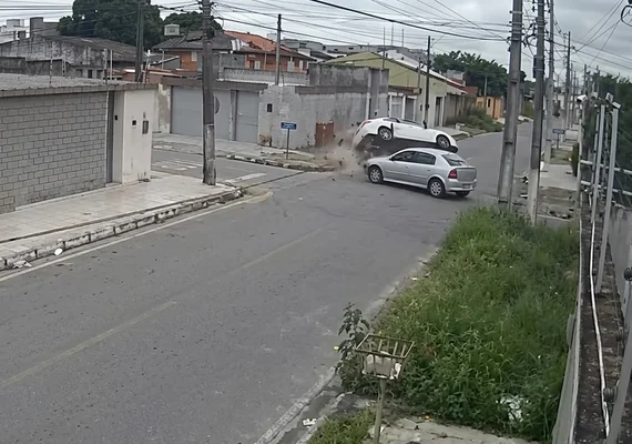 Colisão faz carro capotar em Arapiraca e motorista sai ilesa