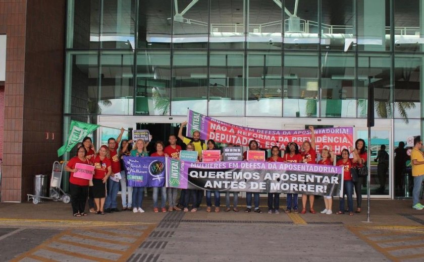 Em mobilização, Sinteal aborda parlamentares alagoanos no aeroporto de Maceió