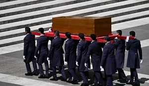 Vaticano divulga fotos do sepultamento do papa Francisco