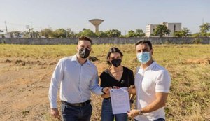 Prefeito JHC entrega alvará à empresa LOG para gerar mais de mil empregos na capital