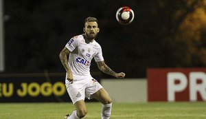 Lucas Lima reclama de pênalti não marcado em Bruno Henrique: 'Tá de sacanagem'