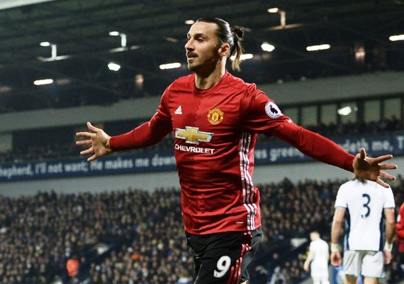 Ibrahimovic faz dois e United emplaca 3ª vitória seguida no Inglês