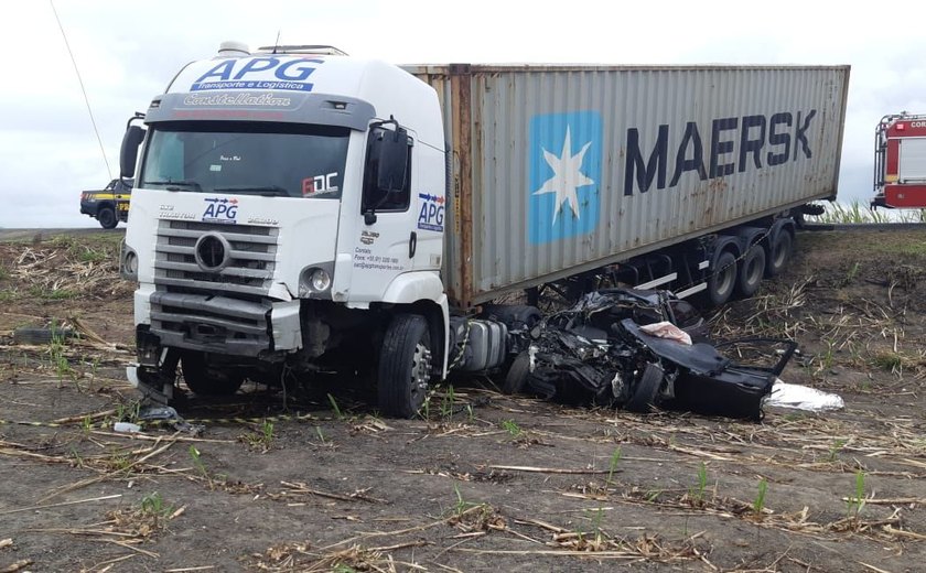 Homem morre após colisão entre Corolla e caminhão na BR-424 em Marechal Deodoro