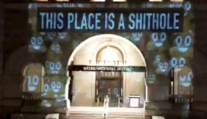 'Esse é o lugar de merda', indica projeção em hotel de Trump