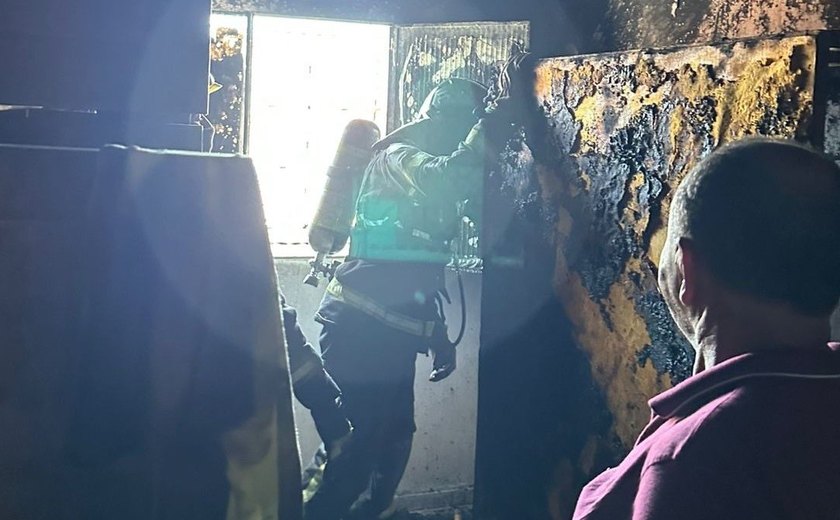 Princípio de incêndio destrói cômodo de residência no Farol e mobiliza Bombeiros