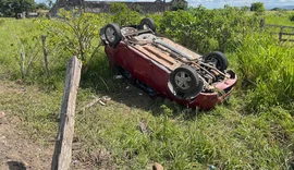 Capotamento na AL-220 assusta casal próximo ao Hospital Metropolitano de Arapiraca