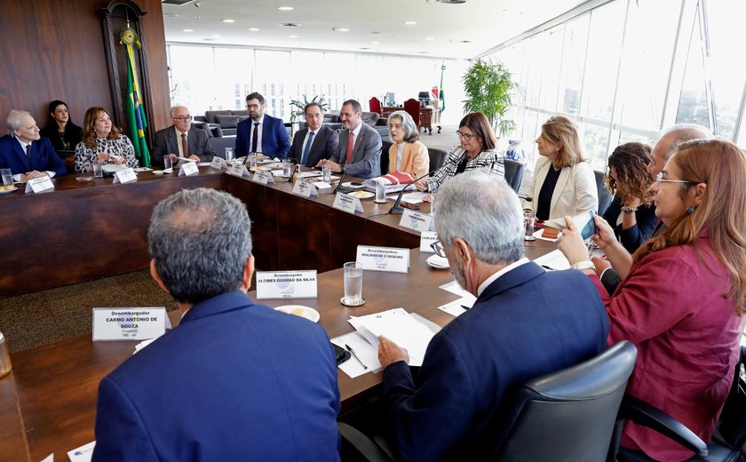 Presidente do TRE de Alagoas participa de reunião no TSE