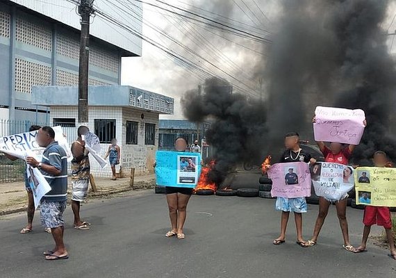 Familiares de vítimas de sequestro em Satuba protestam em Maceió