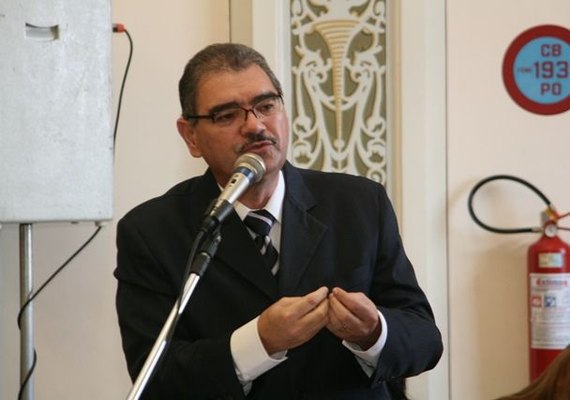 Everaldo Patriota desafia Rodrigo Maia a arquivar pedido impeachment