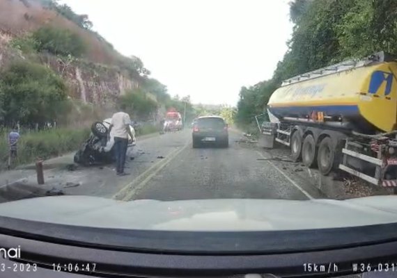 Carro capota após colidir com caminhão e motorista morre em Jequiá da Praia
