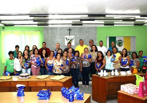 Câmara de Arapiraca oferece café da manhã para servidoras