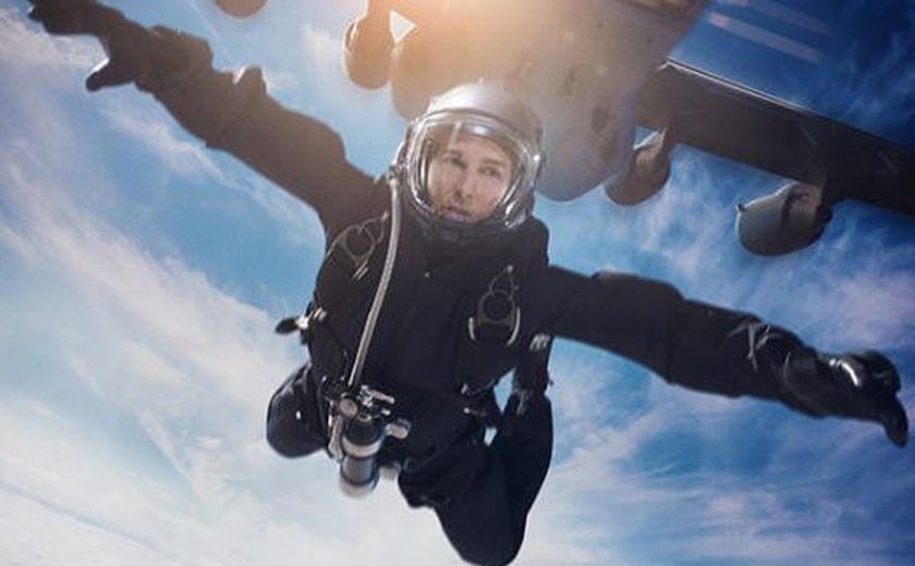 Tom Cruise bate recorde com salto de para-quedas a mais de 7 mil metros em filme
