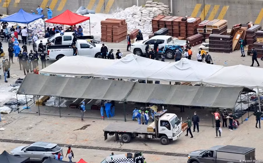 Venezuelanos improvisam necrotério em porto de La Guaira