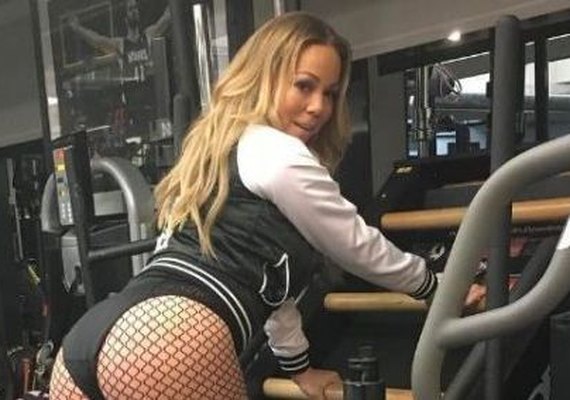 Mariah Carey causa alvoroço na internet ao malhar decotada e de salto
