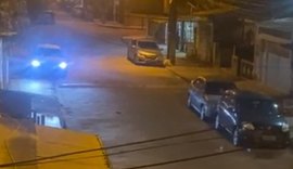 Suspeito rouba carro, se atrapalha ao fazer a volta e quando consegue atira assustando população