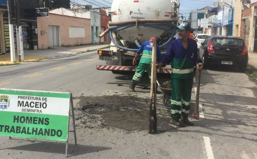 Ligações de esgoto invadem galerias de drenagens em Maceió