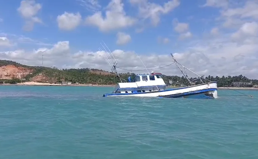Naufrágio de barco pesqueiro provoca vazamento de combustível em Japaratinga