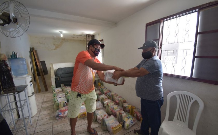 Trabalhadores do transporte complementar recebem cestas básicas e kits de limpeza