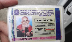 Idoso é parado em Blitz e apresenta CNH dupla-face com foto de Frei Damião e Padre Cícero