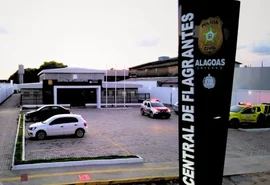 Homem é preso suspeito de agredir e tentar estrangular o filho em Maceió