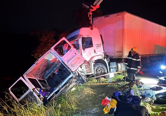 Batida entre carreta e van deixa nove pessoas mortas na BR-251