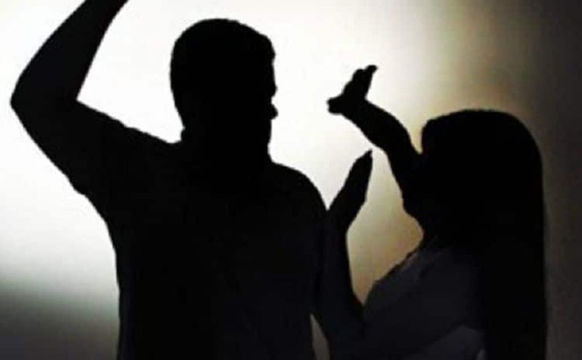 Homem é preso depois de ameaçar mulher com simulacro de arma de fogo, mas delegado libera