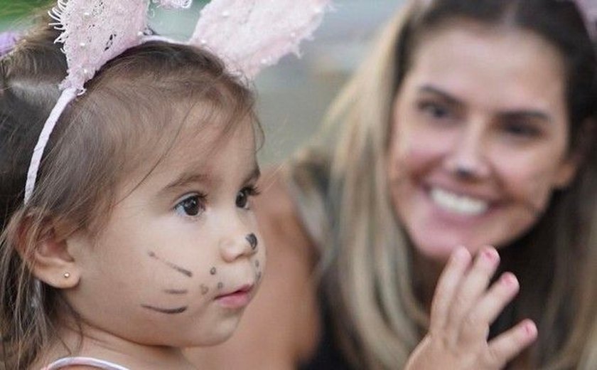 Deborah Secco e a filha Maria Flor viram coelhinhas para comemorar a Páscoa