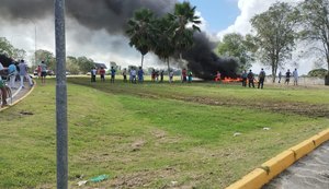 Ex-funcionários de empresa reponsável por obras no Aeroporto Zumbi dos Palmares realizam protesto contra falta de pagamentos