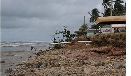 Mais de 1800 km separam duas praias que estão sendo devastadas pelo mar