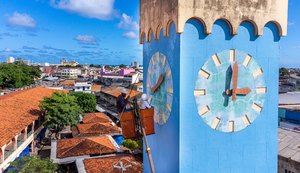 Colorir é Legal: torre do relógio no Mercado do Artesanato recebe nova pintura